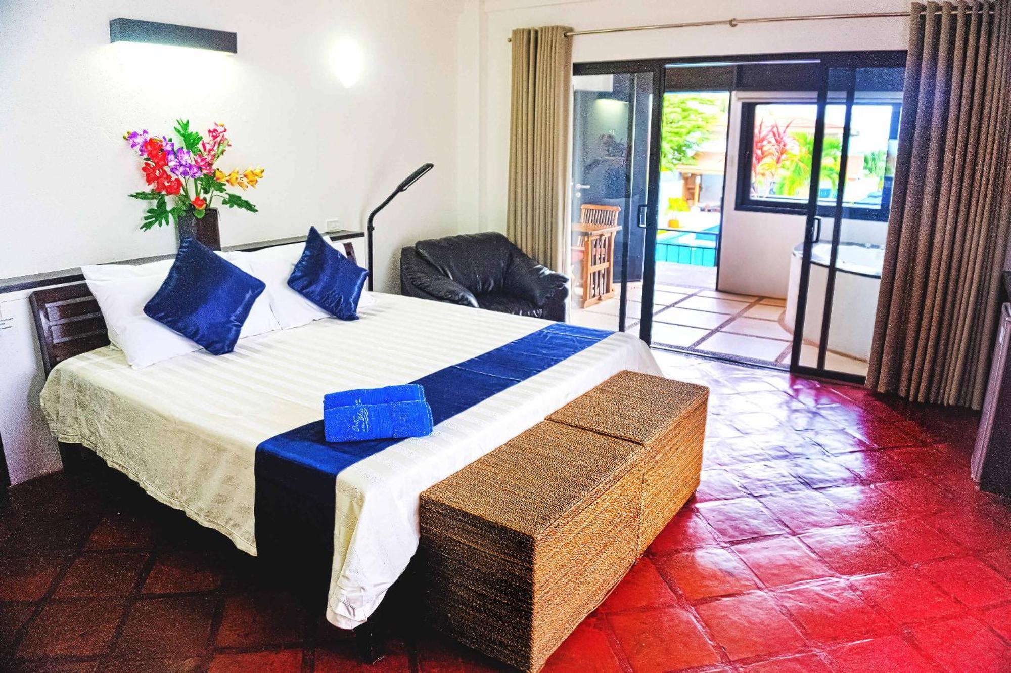 Out Of The Blue Resort Puerto Galera Szoba fotó